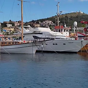 Botel Boat & Breakfast Lucretia, Luxury Yacht, Àrbatax